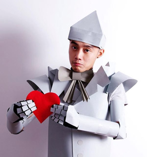 Бумажное творчество.Маскарадный костюм из картона.