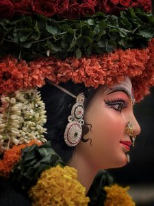 Украшение гирляндами из цветов